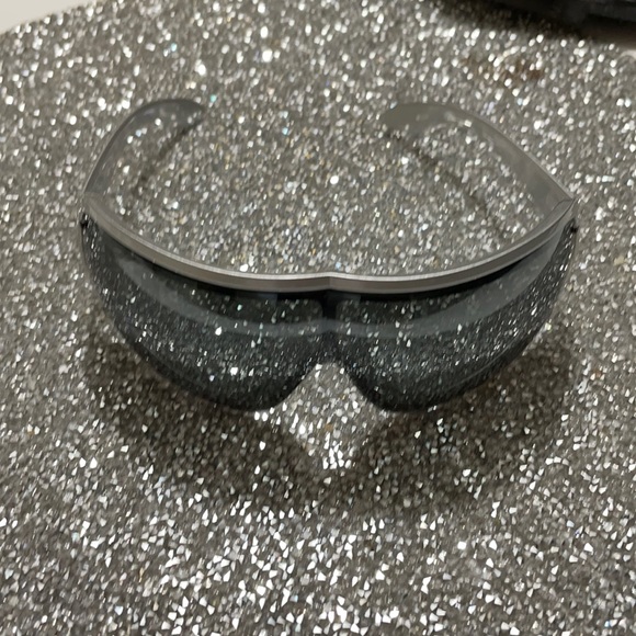 DOLCE & GABANNA SUNGLASSES - Picture 2 of 7